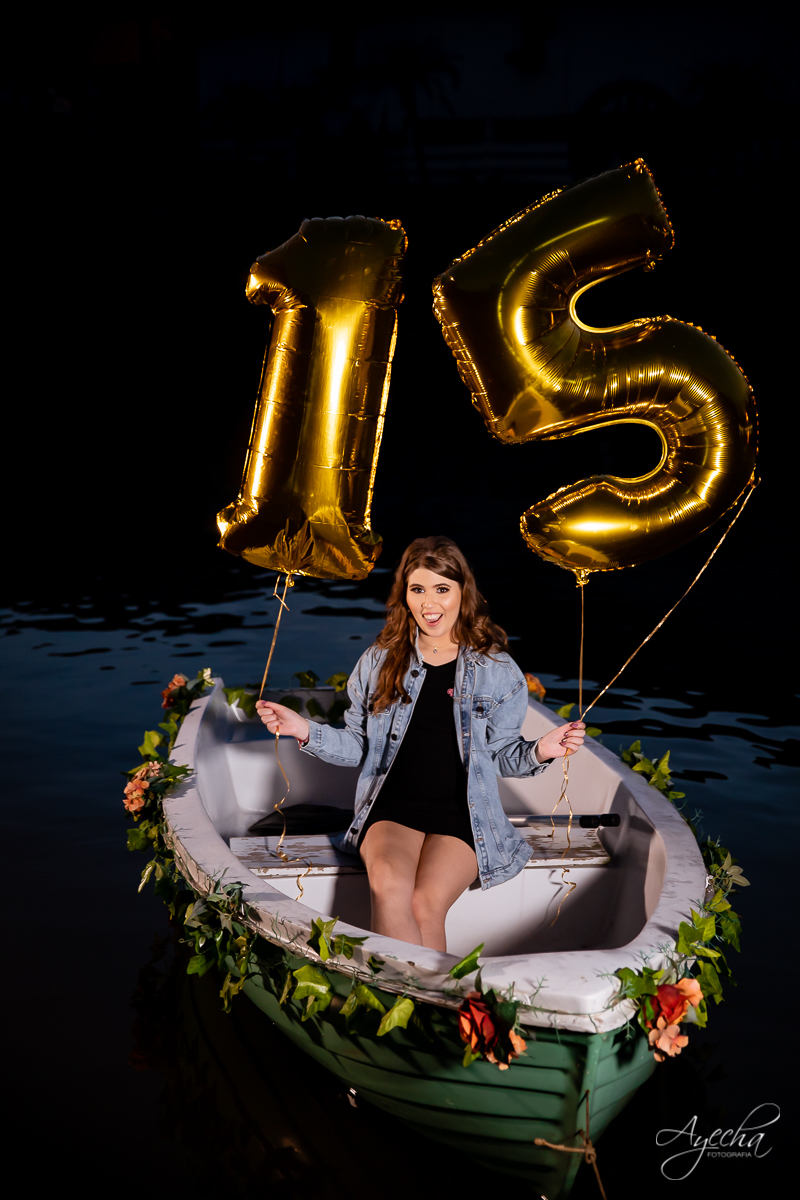 Ensaio 15 anos; Chácara Ienkot; Chácara fotográfica; Inspirações 15 anos; Fotografia 15 anos; Fotografa Curitiba; Fotografa Piraquara; 15 anos Curitiba; Balões 15 anos personalizados; Ensaio criativo barco; Ensaio noturno; Ensaio divertido; 