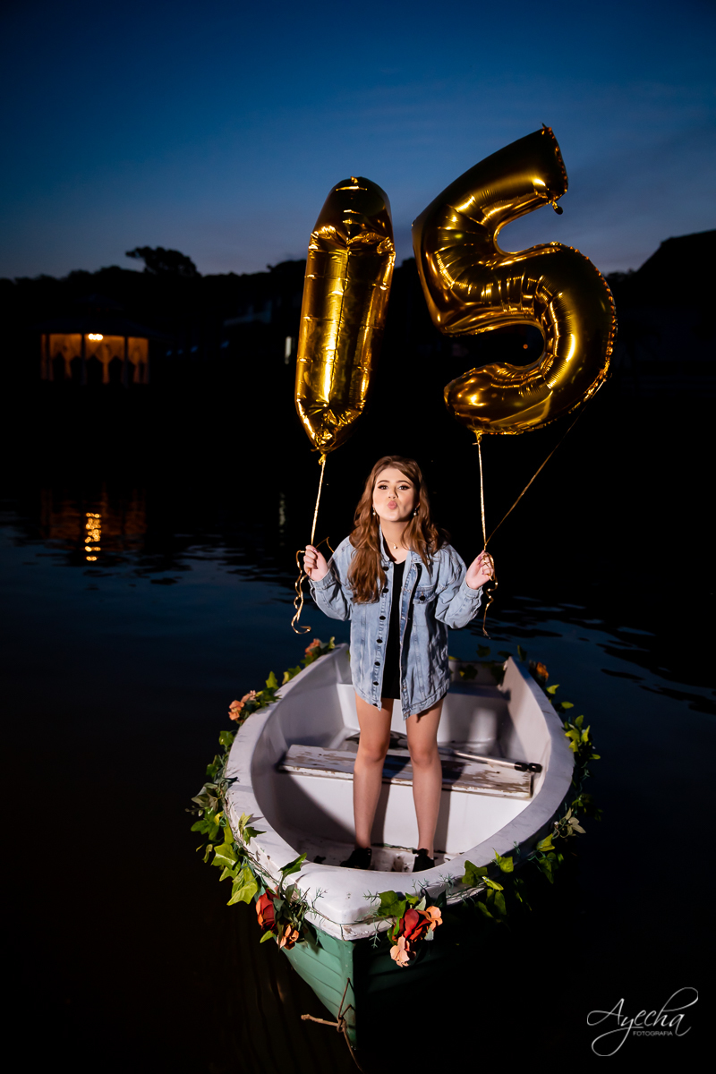 Ensaio 15 anos; Chácara Ienkot; Chácara fotográfica; Inspirações 15 anos; Fotografia 15 anos; Fotografa Curitiba; Fotografa Piraquara; 15 anos Curitiba; Balões 15 anos personalizados; Ensaio criativo barco; Ensaio noturno; Ensaio divertido; 