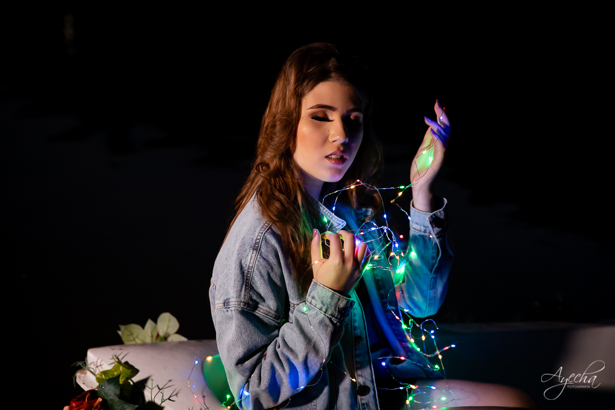 Ensaio 15 anos; Chácara Ienkot; Chácara fotográfica; Inspirações 15 anos; Fotografia 15 anos; Fotografa Curitiba; Fotografa Piraquara; 15 anos Curitiba; Ensaio criativo barco; Ensaio noturno; Ensaio divertido; Fotos com fio de fada colorido; 