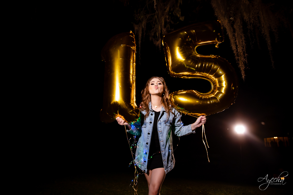 Ensaio 15 anos; Chácara Ienkot; Chácara fotográfica; Inspirações 15 anos; Fotografia 15 anos; Fotografa Curitiba; Fotografa Piraquara; 15 anos Curitiba; Balões 15 anos personalizados; Ensaio criativo barco; Ensaio noturno; Ensaio divertido; 