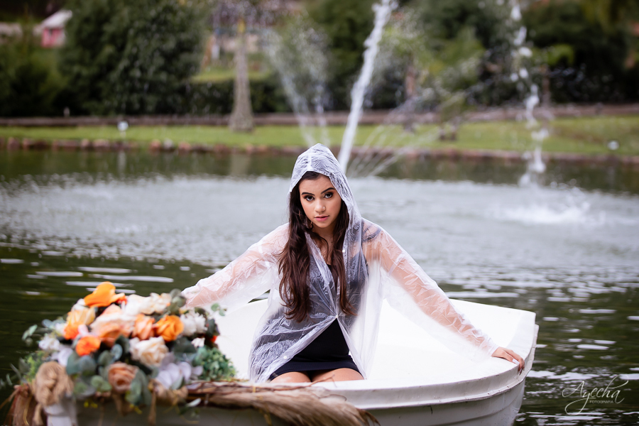  Ensaio diferente; Inspirações 15 anos; Fotografa Umbará; Debutante Curitiba; Ensaio romântico; Ensaio barco; Ensaio com chuva; 