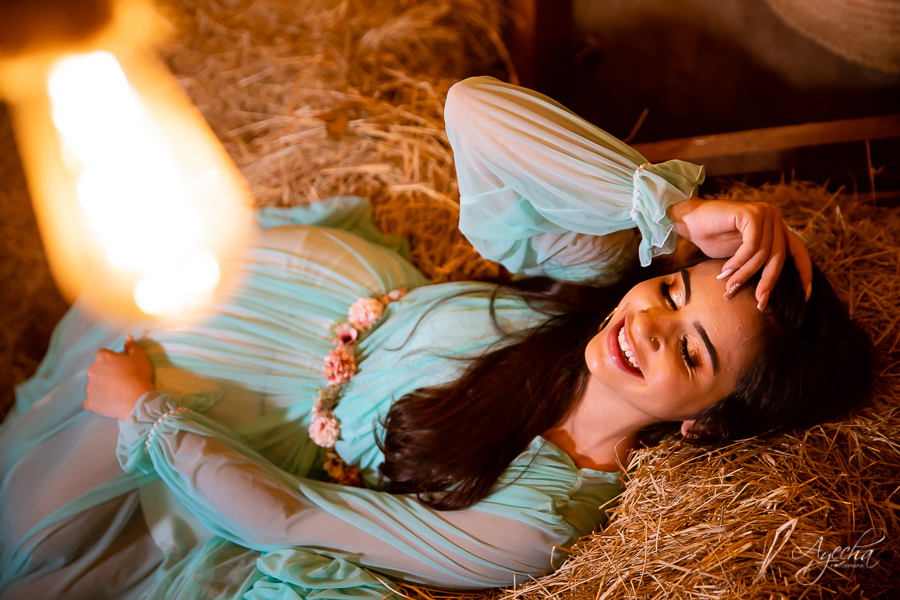 Ensaio de 15 anos; Meus 15 anos; 15 anos Curitiba; Debutantes; Fotografa Curitiba; Fotografia 15 anos; Ensaio clássico; Chácara Happy Ranch - Umbara; Ensaio romântico; Inspirações 15 anos; Debutante Curitiba; Chácara fotográfica; Ensaio celeiro; 