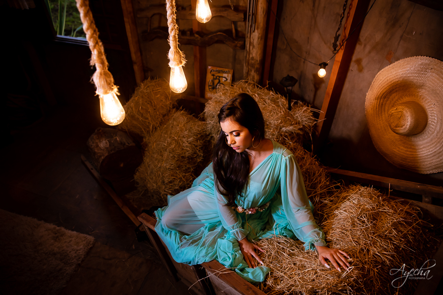 Ensaio de 15 anos; Meus 15 anos; 15 anos Curitiba; Debutantes; Fotografa Curitiba; Fotografia 15 anos; Ensaio clássico; Chácara Happy Ranch - Umbara; Ensaio romântico; Inspirações 15 anos; Debutante Curitiba; Chácara fotográfica; Ensaio celeiro; 