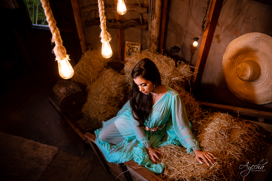 Ensaio de 15 anos; Meus 15 anos; 15 anos Curitiba; Debutantes; Fotografa Curitiba; Fotografia 15 anos; Ensaio clássico; Chácara Happy Ranch - Umbara; Ensaio romântico; Inspirações 15 anos; Debutante Curitiba; Chácara fotográfica; Ensaio celeiro; 