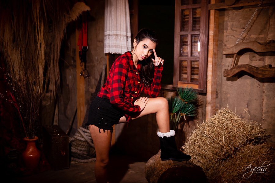 Ensaio de 15 anos; Meus 15 anos; 15 anos Curitiba; Debutantes; Fotografa Curitiba; Fotografia 15 anos; Ensaio clássico; Chácara Happy Ranch - Umbara; Ensaio romântico; Inspirações 15 anos; Debutante Curitiba; Chácara fotográfica; Ensaio celeiro; 