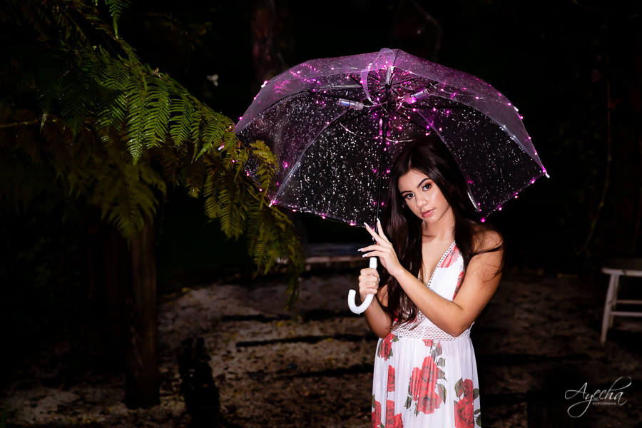  Ensaio diferente; Inspirações 15 anos; Fotografa Umbará; Debutante Curitiba; Ensaio romântico; Ensaio barco; Ensaio com chuva; 