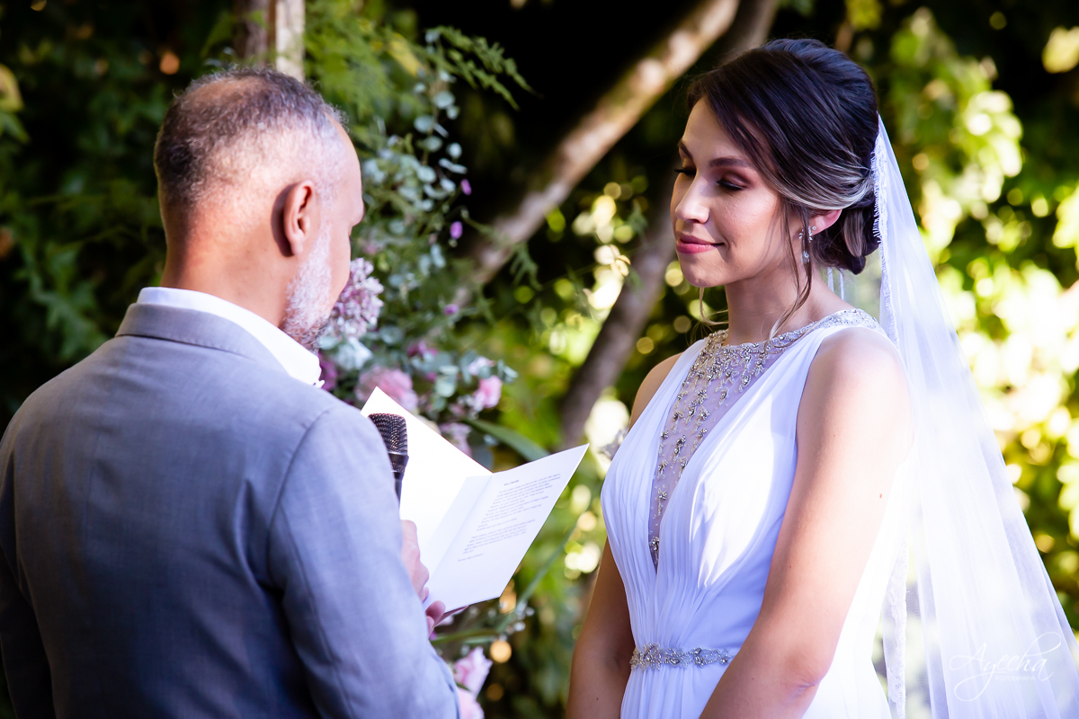 Noivos Curitiba; Chácara cinco elementos; Casamento São José dos Pinhais; Casamento dos sonhos; Fotografa de casamento; Casamentos Curitiba; Festa de casamento; Cerimonia religiosa; Cerimonia ar livre; Vestido de noiva; Emoção dos noivos; Votos da noivo;