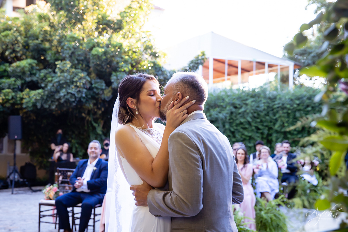 Noivos Curitiba; Chácara cinco elementos; Casamento São José dos Pinhais; Casamento dos sonhos; Fotografa de casamento; Casamentos Curitiba; Festa de casamento; Cerimonia religiosa; Cerimonia ar livre; Vestido de noiva;  Beijo dos noivos;