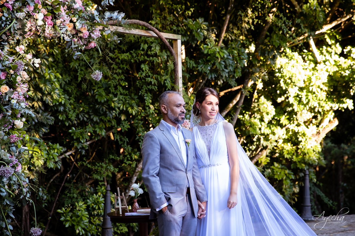 Noivos Curitiba; Chácara cinco elementos; Casamento São José dos Pinhais; Casamento dos sonhos; Fotografa de casamento; Casamentos Curitiba; Festa de casamento; Cerimonia religiosa; Cerimonia ar livre; Vestido de noiva;  Beijo dos noivos;