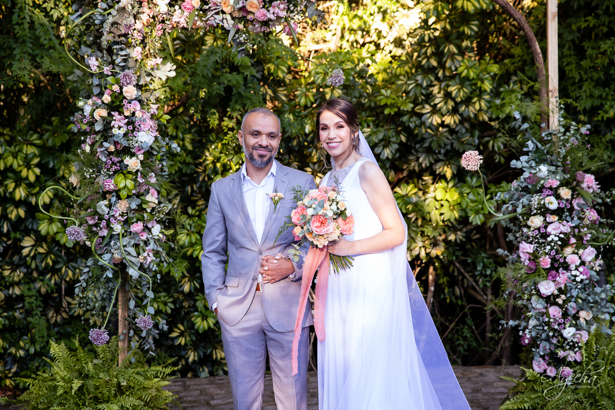 Noivos Curitiba; Chácara cinco elementos; Casamento São José dos Pinhais; Casamento dos sonhos; Fotografa de casamento; Casamentos Curitiba; Festa de casamento; Cerimonia religiosa; Cerimonia ar livre; Vestido de noiva;  Beijo dos noivos;