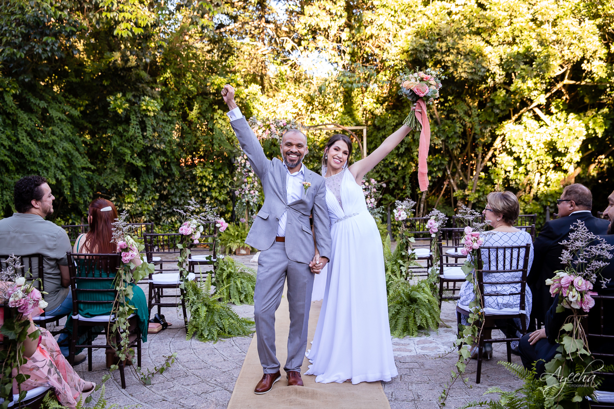 Noivos Curitiba; Chácara cinco elementos; Casamento São José dos Pinhais; Casamento dos sonhos; Fotografa de casamento; Casamentos Curitiba; Festa de casamento; Cerimonia religiosa; Cerimonia ar livre; Vestido de noiva;  Beijo dos noivos;