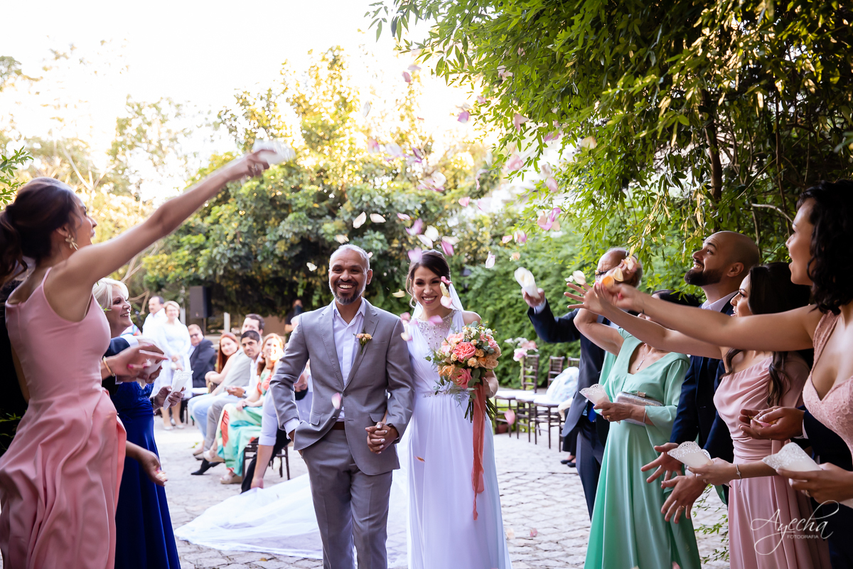 Noivos Curitiba; Chácara cinco elementos; Casamento São José dos Pinhais; Casamento dos sonhos; Fotografa de casamento; Casamentos Curitiba; Festa de casamento; Cerimonia religiosa; Cerimonia ar livre; Vestido de noiva;  Beijo dos noivos;
