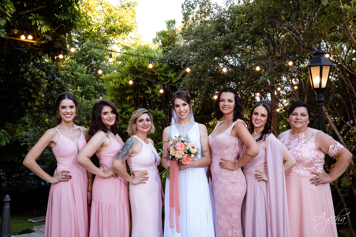 Noivos Curitiba; Chácara cinco elementos; Casamento São José dos Pinhais; Casamento dos sonhos; Fotografa de casamento; Casamentos Curitiba; Festa de casamento; Cerimonia religiosa; Cerimonia ar livre; Vestido de noiva;  Madrinhas com a noiva;