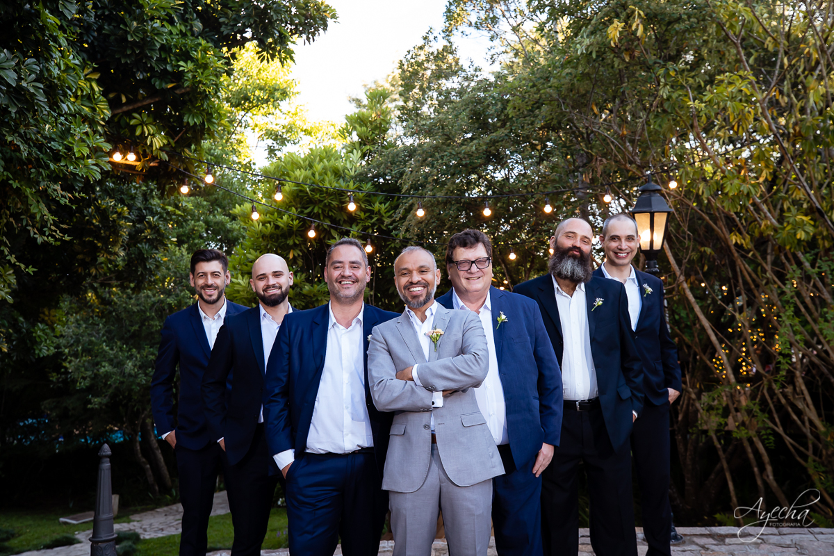 Noivos Curitiba; Chácara cinco elementos; Casamento São José dos Pinhais; Casamento dos sonhos; Fotografa de casamento; Casamentos Curitiba; Festa de casamento; Cerimonia religiosa; Cerimonia ar livre; Vestido de noiva;  Padrinhos com o noivo;