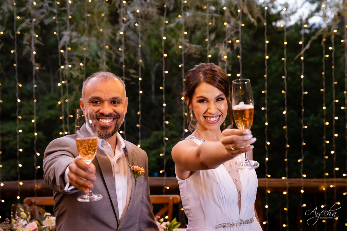 Noivos Curitiba; Chácara cinco elementos; Casamento São José dos Pinhais; Casamento dos sonhos; Fotografa de casamento; Casamentos Curitiba; Festa de casamento; Cerimonia religiosa; Cerimonia ar livre; Vestido de noiva;  brinde dos noivos; cerimonial;