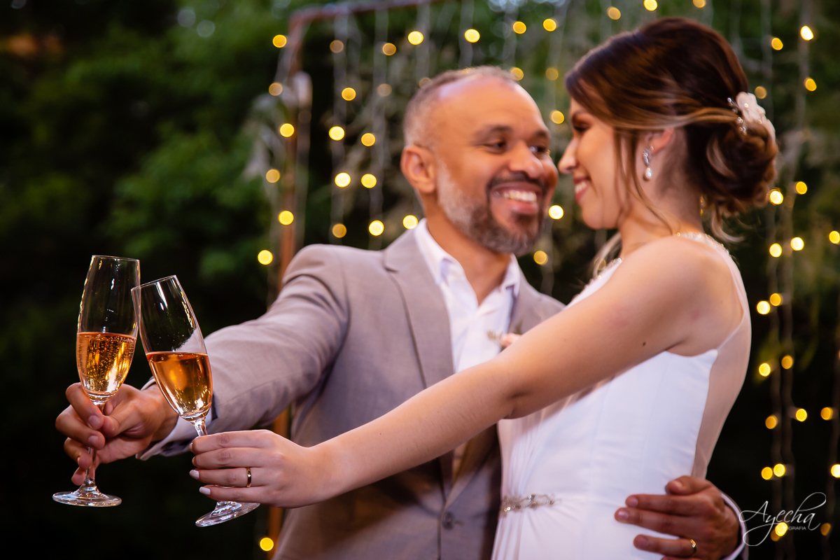 Noivos Curitiba; Chácara cinco elementos; Casamento São José dos Pinhais; Casamento dos sonhos; Fotografa de casamento; Casamentos Curitiba; Festa de casamento; Cerimonia religiosa; Cerimonia ar livre; Vestido de noiva;  brinde dos noivos; cerimonial;