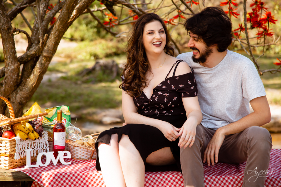Ensaio romântico; ensaio picnic; cacheoira do rio são jorge; pré wedding ponta grossa; ensaio de casal; ensaio de casamento; fotografa de casamento curitiba; buraco do padre; cachoeira da mariquinha; casamento na cachoeira; ensaio no campo; por do sol;