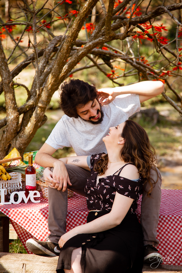 Ensaio romântico; ensaio picnic; cacheoira do rio são jorge; pré wedding ponta grossa; ensaio de casal; ensaio de casamento; fotografa de casamento curitiba; buraco do padre; cachoeira da mariquinha; casamento na cachoeira; ensaio no campo; por do sol;