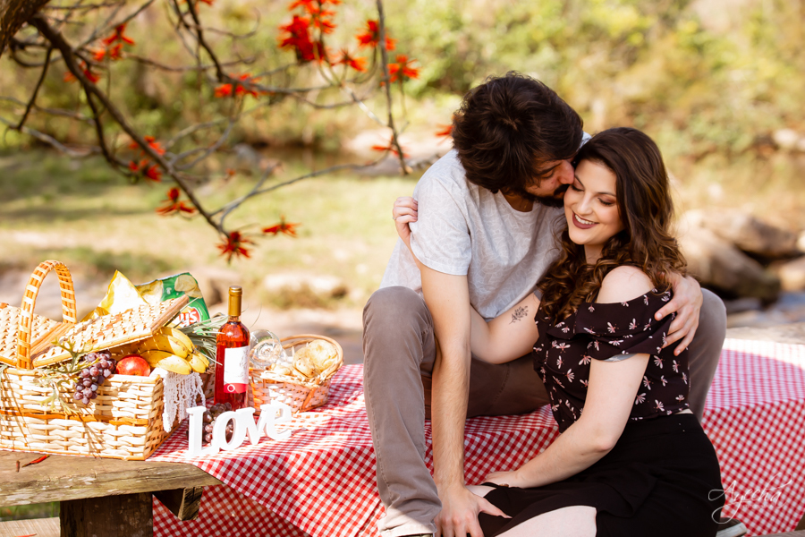 Ensaio romântico; ensaio picnic; cacheoira do rio são jorge; pré wedding ponta grossa; ensaio de casal; ensaio de casamento; fotografa de casamento curitiba; buraco do padre; cachoeira da mariquinha; casamento na cachoeira; ensaio no campo; por do sol;