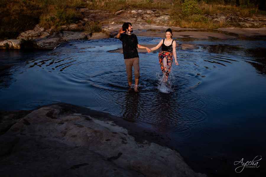 Ensaio romântico; ensaio picnic; cacheoira do rio são jorge; pré wedding ponta grossa; ensaio de casal; ensaio de casamento; fotografa de casamento curitiba; buraco do padre; cachoeira da mariquinha; casamento na cachoeira; ensaio no campo; por do sol;
