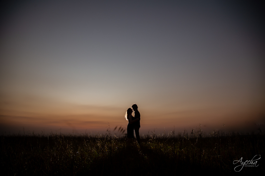 Ensaio romântico; ensaio picnic; cacheoira do rio são jorge; pré wedding ponta grossa; ensaio de casal; ensaio de casamento; fotografa de casamento curitiba; buraco do padre; cachoeira da mariquinha; casamento na cachoeira; ensaio no campo; por do sol;