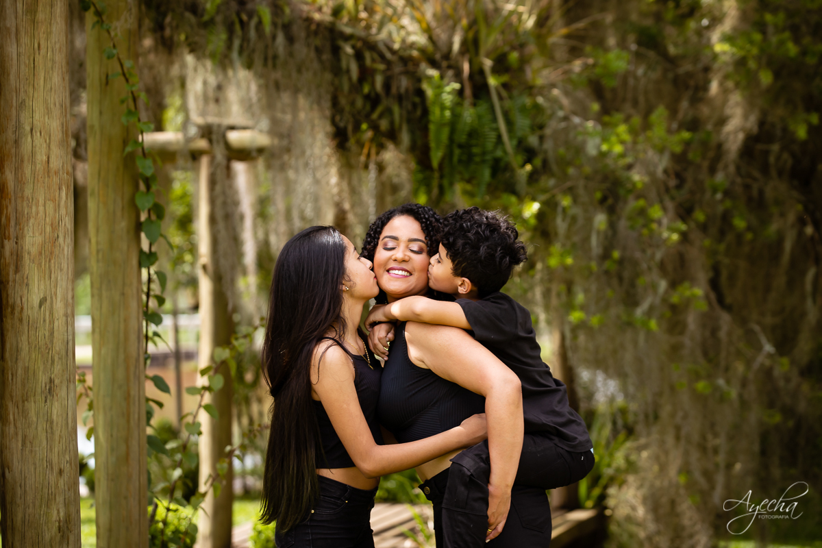 Ensaio Família; Ensaio Fotográfico de Família; Fotografa de Família; Fotografa Curitiba; Chácara Fotográfica; Chácara Ienkot São José dos Pinhais; Fotografa Piraquara; Ensaio com os filhos;