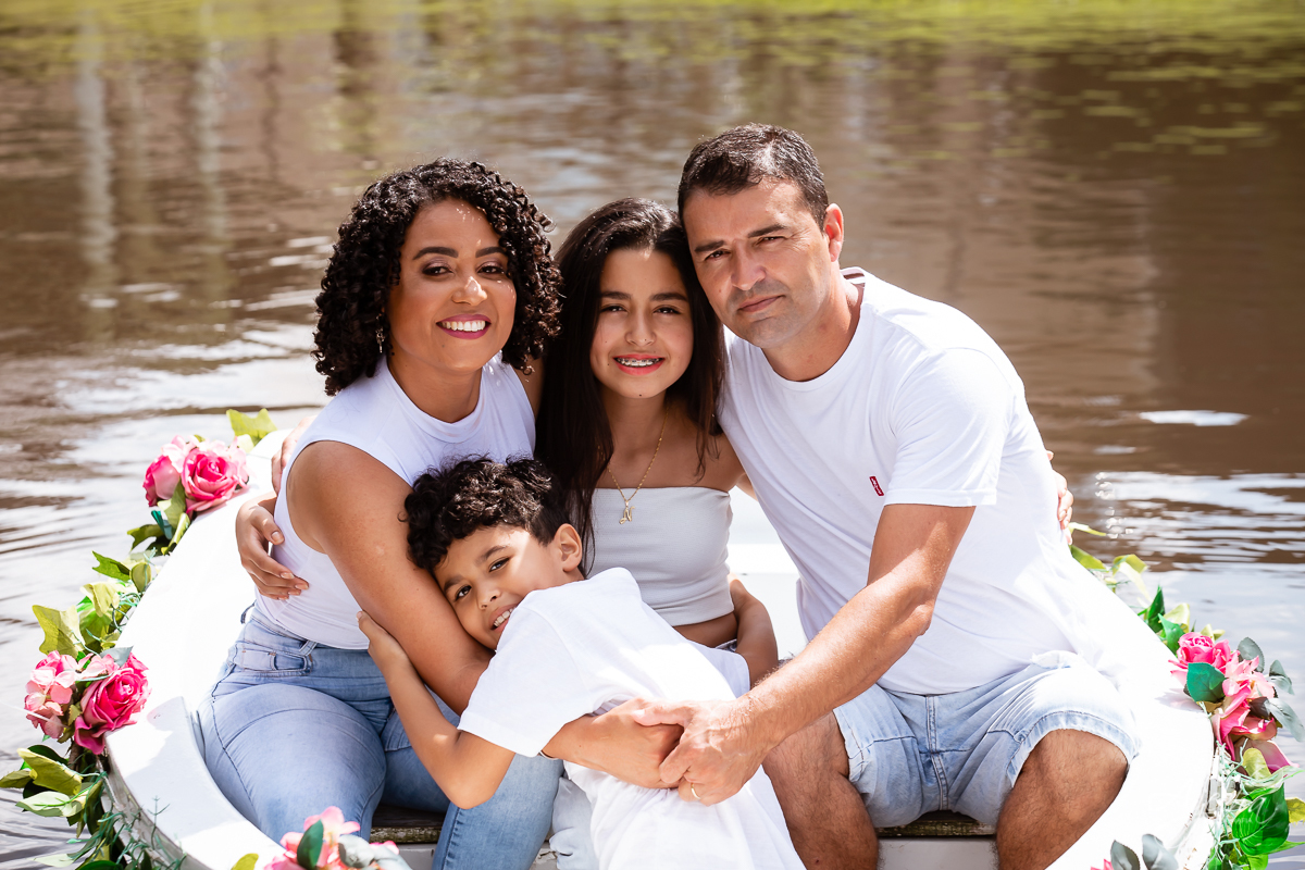 Ensaio Família; Ensaio Fotográfico de Família; Fotografa de Família; Fotografa Curitiba; Chácara Fotográfica; Chácara Ienkot São José dos Pinhais; Fotografa Piraquara; Ensaio com os filhos; Ensaio Divertido; Ensaio com barco; 