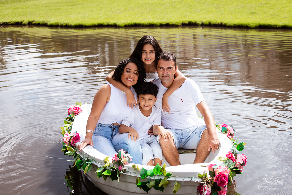 Ensaio Família; Ensaio Fotográfico de Família; Fotografa de Família; Fotografa Curitiba; Chácara Fotográfica; Chácara Ienkot São José dos Pinhais; Fotografa Piraquara; Ensaio com os filhos; Ensaio Divertido; Ensaio com barco; 