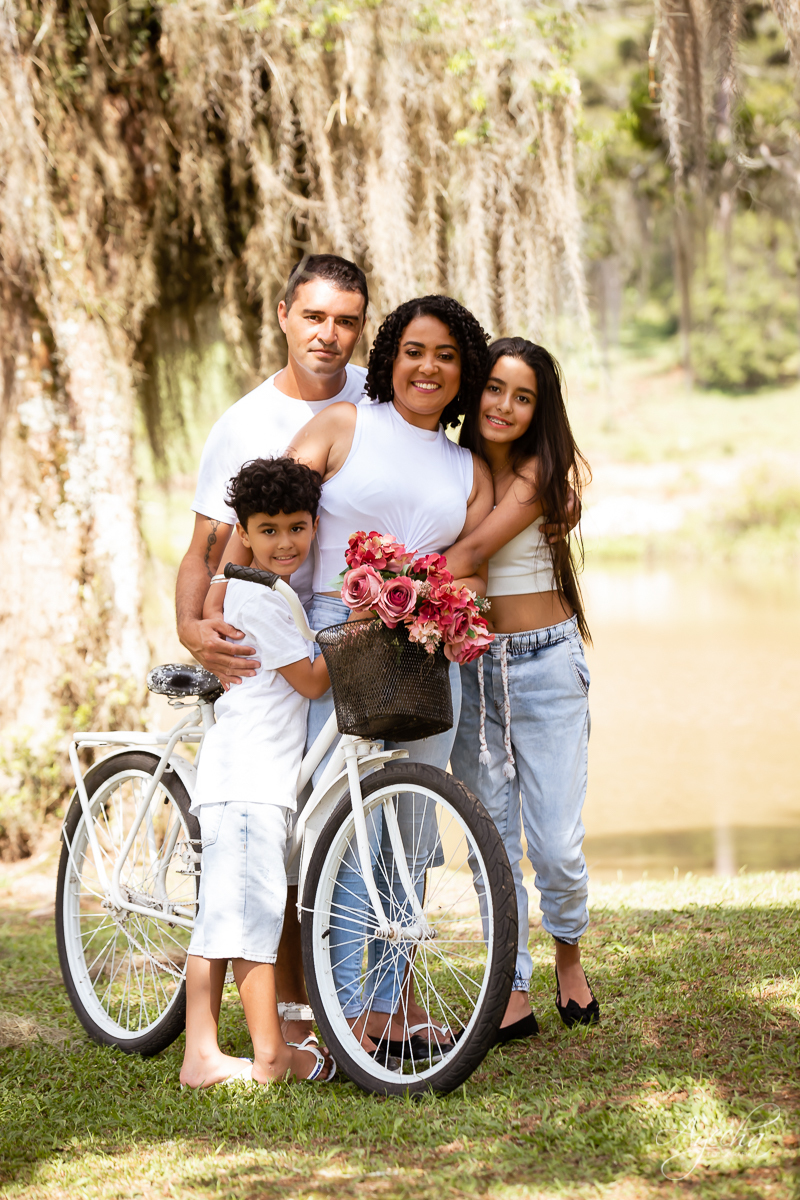 Ensaio Família; Ensaio Fotográfico de Família; Fotografa de Família; Fotografa Curitiba; Chácara Fotográfica; Chácara Ienkot São José dos Pinhais; Fotografa Piraquara; Ensaio com os filhos; Ensaio Divertido; Ensaio com bicicletas; Brincadeiras em família;