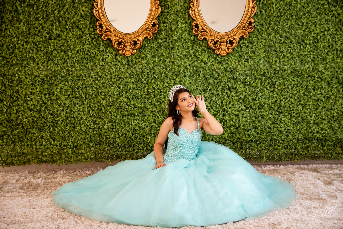 Ensaio 15 anos; Meus 15 anos; Fotografa Curitiba; Amanda Ienkot makeup; Chácara fotográfica em São José dos Pinhias; Fotógrafa de debutantes; Fotografa Piraquara; Ensaio romântico 15 anos; Deborah Ayecha Fotógrafa; Vestido debutante; Cinderela Debutante;