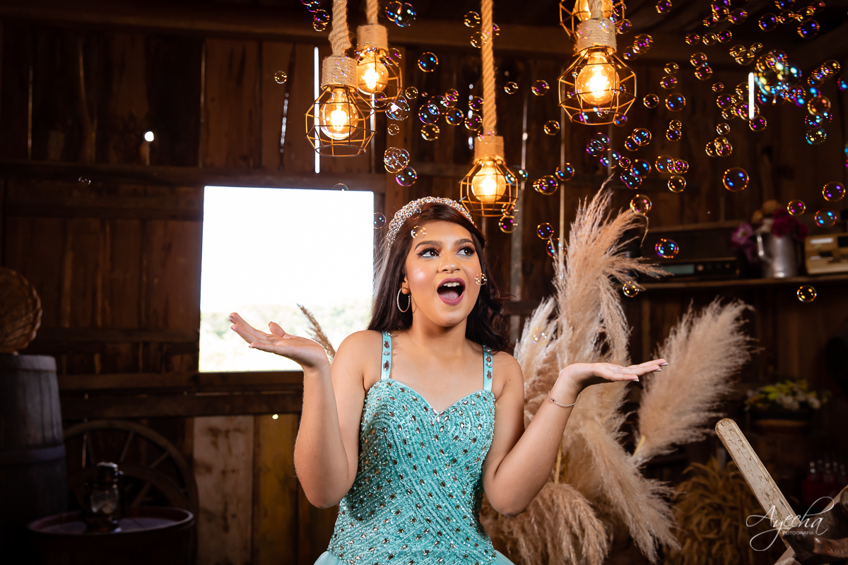 Ensaio 15 anos; Meus 15 anos; Fotografa Curitiba; Amanda Ienkot makeup; Chácara fotográfica em São José dos Pinhias; Fotógrafa de debutantes; Ensaio celeiro; Deborah Ayecha Fotógrafa; Vestido debutante; Cinderela Debutante; Foto lúdica;