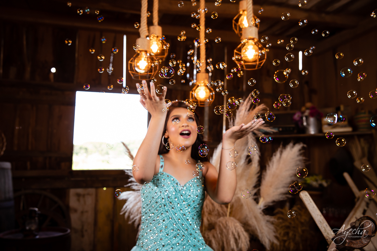 Ensaio 15 anos; Meus 15 anos; Fotografa Curitiba; Amanda Ienkot makeup; Chácara fotográfica em São José dos Pinhias; Fotógrafa de debutantes; Ensaio celeiro; Deborah Ayecha Fotógrafa; Vestido debutante; Cinderela Debutante; Foto lúdica;