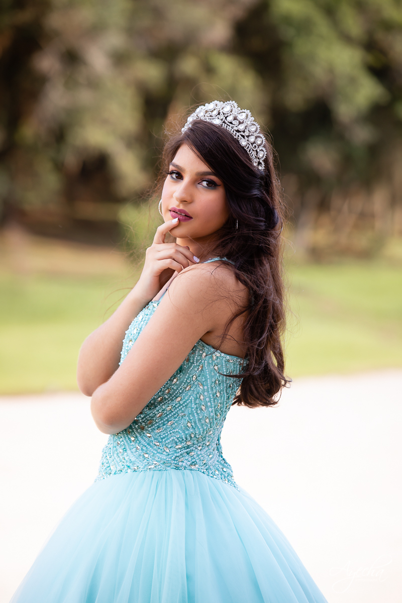 Ensaio 15 anos; Meus 15 anos; Fotografa Curitiba; Amanda Ienkot makeup; Chácara fotográfica em São José dos Pinhias; Fotógrafa de debutantes; Fotografa Piraquara; Ensaio romântico 15 anos; Deborah Ayecha Fotógrafa; Vestido debutante; Cinderela Debutante;