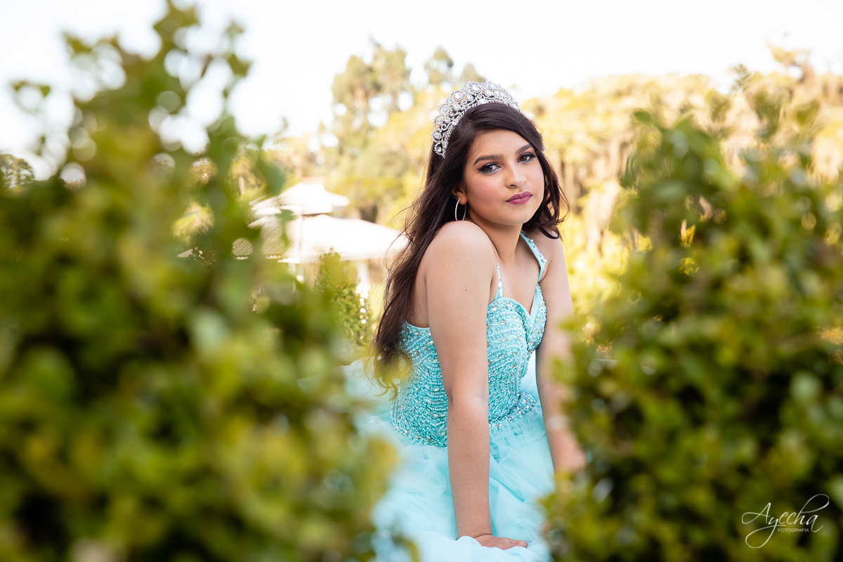 Ensaio 15 anos; Meus 15 anos; Fotografa Curitiba; Amanda Ienkot makeup; Chácara fotográfica em São José dos Pinhias; Fotógrafa de debutantes; Fotografa Piraquara; Ensaio romântico 15 anos; Deborah Ayecha Fotógrafa; Vestido debutante; Cinderela Debutante;