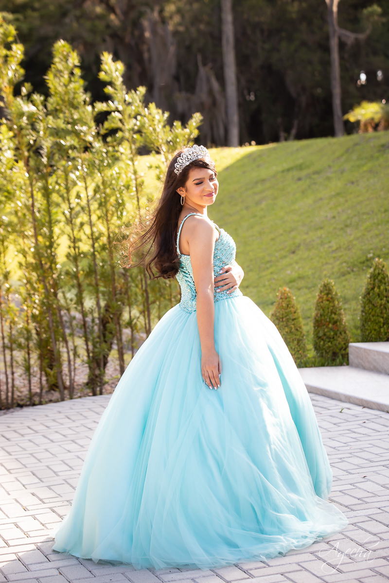 Ensaio 15 anos; Meus 15 anos; Fotografa Curitiba; Amanda Ienkot makeup; Chácara fotográfica em São José dos Pinhias; Fotógrafa de debutantes; Fotografa Piraquara; Ensaio romântico 15 anos; Deborah Ayecha Fotógrafa; Vestido debutante; Cinderela Debutante;