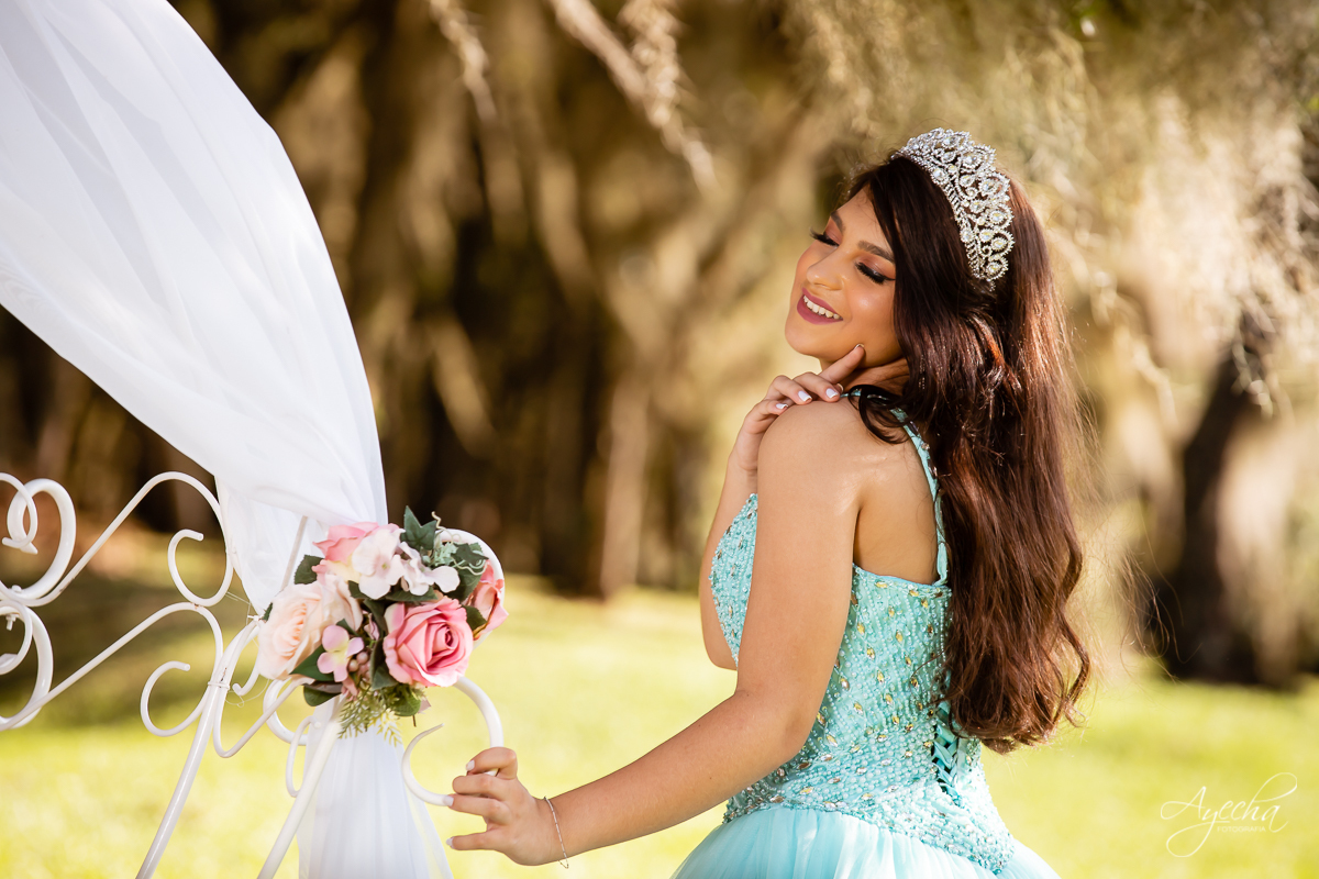 Ensaio 15 anos; Meus 15 anos; Fotografa Curitiba; Amanda Ienkot makeup; Chácara fotográfica em São José dos Pinhias; Fotógrafa de debutantes; Fotografa Piraquara; Ensaio carruagem 15 anos; Deborah Ayecha Fotógrafa; Vestido debutante; Cinderela Debutante;