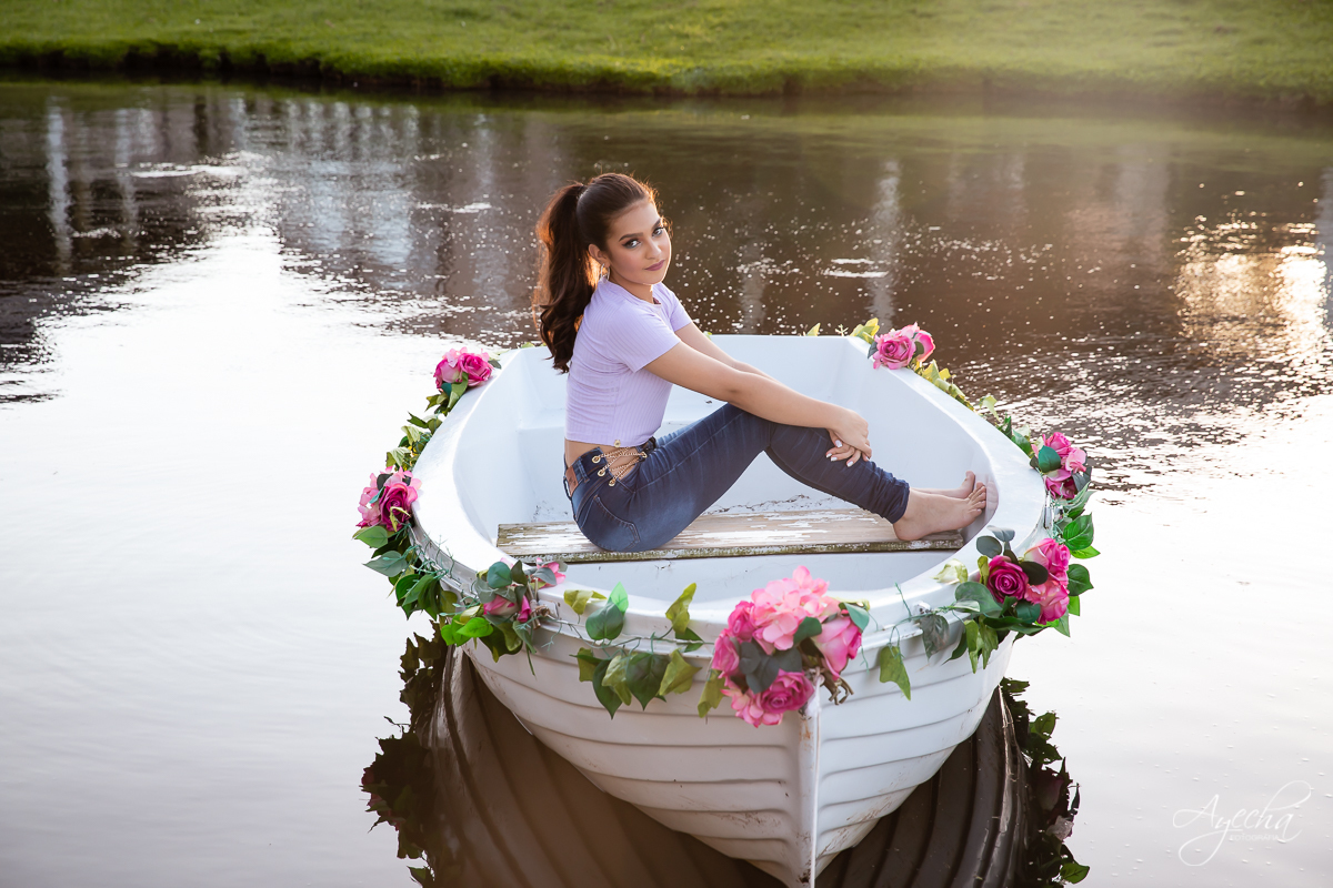 Ensaio 15 anos; Meus 15 anos; Fotografa Curitiba; Amanda Ienkot makeup; Chácara fotográfica em São José dos Pinhias; Fotógrafa de debutantes; Fotografa Piraquara; Ensaio campo; Deborah Ayecha Fotógrafa; Ensaio lúdico com barco; Ensaio divertido; 