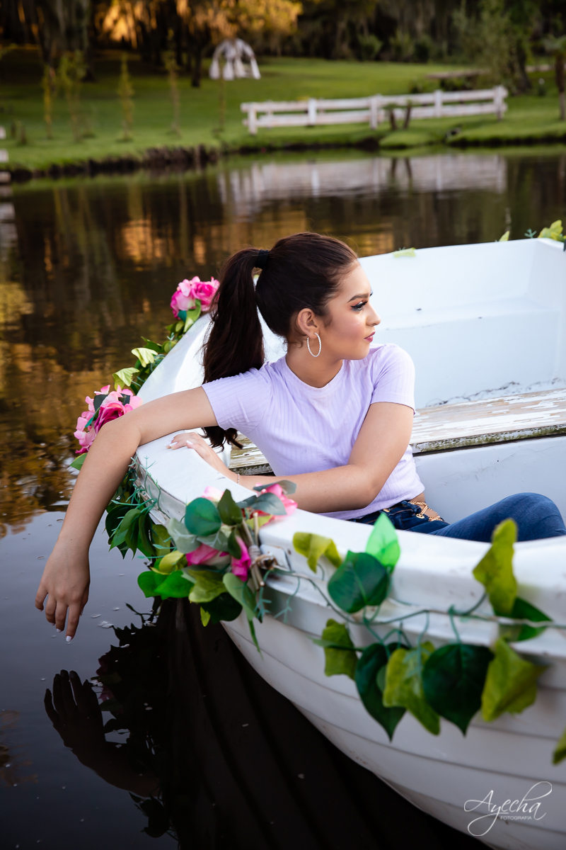 Ensaio 15 anos; Meus 15 anos; Fotografa Curitiba; Amanda Ienkot makeup; Chácara fotográfica em São José dos Pinhias; Fotógrafa de debutantes; Fotografa Piraquara; Ensaio campo; Deborah Ayecha Fotógrafa; Ensaio lúdico com barco; Ensaio divertido; 