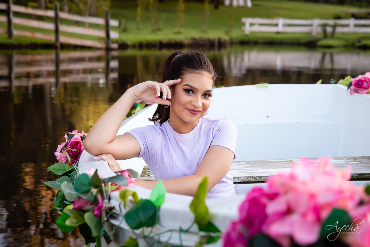 Ensaio 15 anos; Meus 15 anos; Fotografa Curitiba; Amanda Ienkot makeup; Chácara fotográfica em São José dos Pinhias; Fotógrafa de debutantes; Fotografa Piraquara; Ensaio campo; Deborah Ayecha Fotógrafa; Ensaio lúdico com barco; Ensaio divertido; 