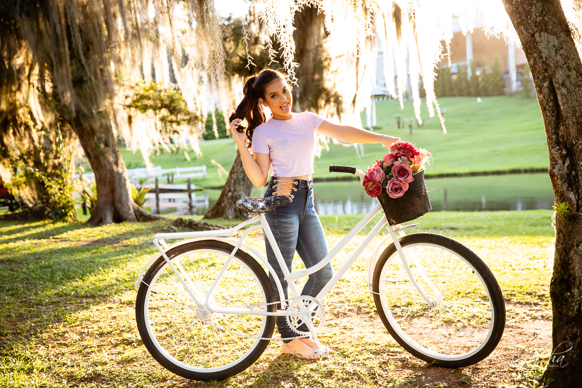 Ensaio 15 anos; Meus 15 anos; Fotografa Curitiba; Amanda Ienkot makeup; Chácara fotográfica em São José dos Pinhias; Fotógrafa de debutantes; Fotografa Piraquara; Ensaio campo; Deborah Ayecha Fotógrafa; Ensaio lúdico; Ensaio divertido; 