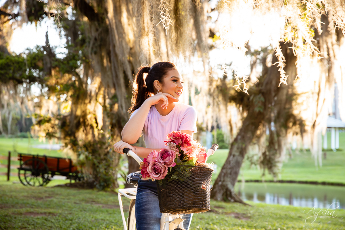 Ensaio 15 anos; Meus 15 anos; Fotografa Curitiba; Amanda Ienkot makeup; Chácara fotográfica em São José dos Pinhias; Fotógrafa de debutantes; Fotografa Piraquara; Ensaio campo; Deborah Ayecha Fotógrafa; Ensaio lúdico; Ensaio divertido; 