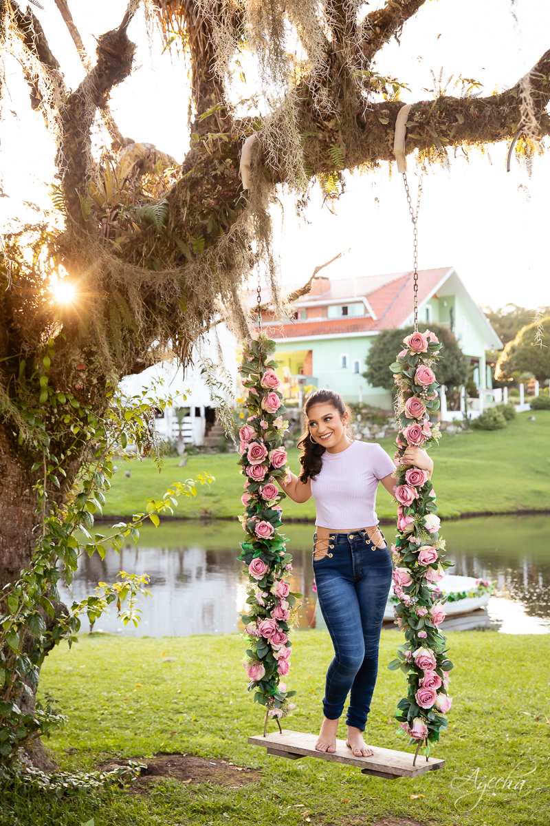 Ensaio 15 anos; Meus 15 anos; Fotografa Curitiba; Amanda Ienkot makeup; Chácara fotográfica em São José dos Pinhias; Fotógrafa de debutantes; Fotografa Piraquara; Ensaio campo; Deborah Ayecha Fotógrafa; Ensaio lúdico; Ensaio divertido; Ensaio balanço; 