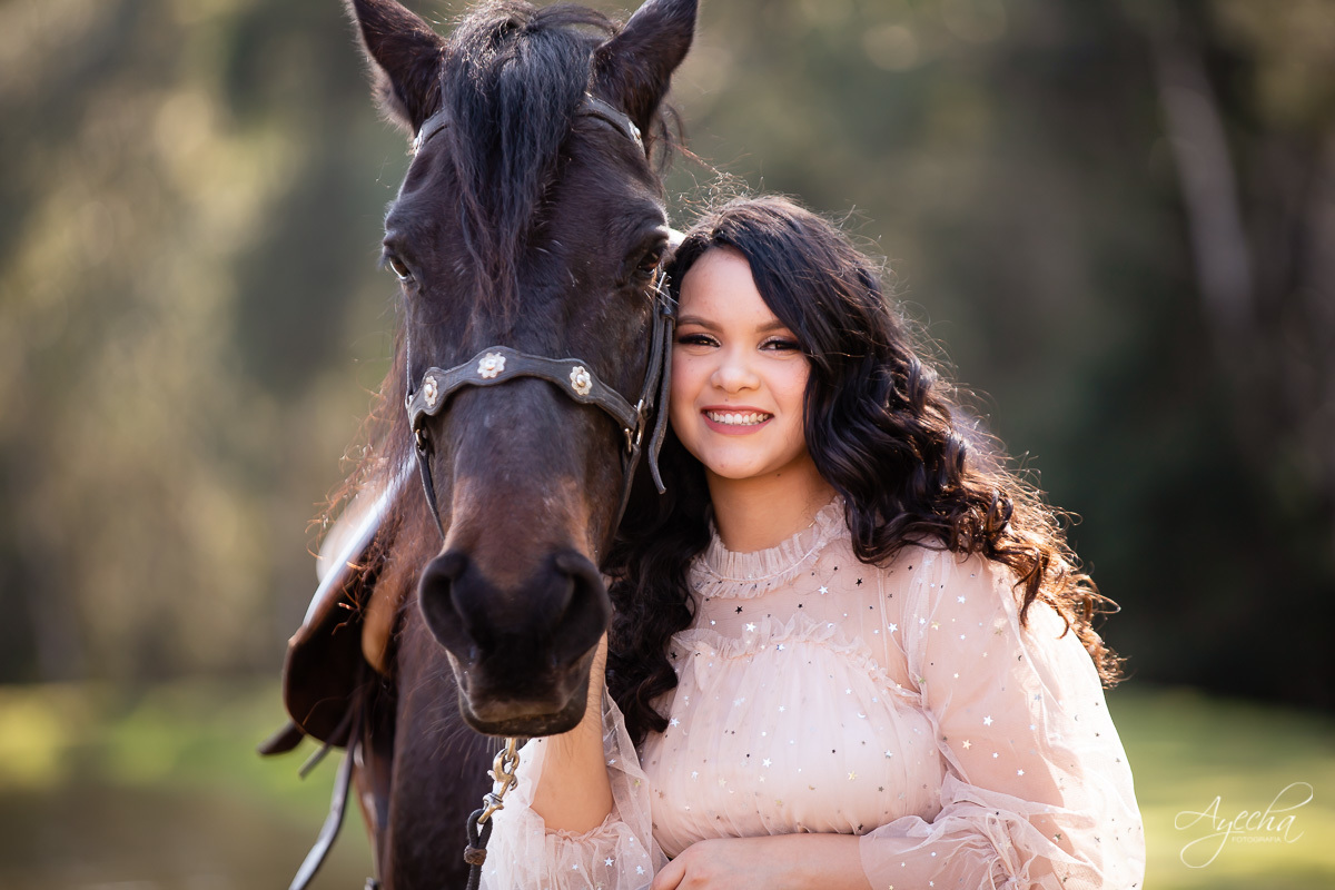 Ensaio 15 anos; Meus 15 anos; Debutantes Curitiba; Fotografa de debutantes; Ensaio romântico 15 anos; Chácara Sentinela; Ensaio Colombo; Fotografa Piraquara; Debutantes; Inspirações 15 anos; Fotografa Colombo; Ensaio no campo; Ensaio com cavalos; 