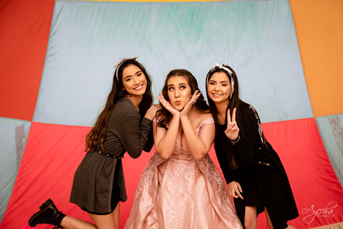 Ensaio 15 anos; Ensaio no balão; 15 anos Campo Largo; 15 anos Curitiba; Fotos criativas; Ensaio divertido; Vestidos debutantes; Golfier Ballons; Ensaio diferente; Fotografa de debutantes; Inspirações 15 anos; Ensaio criativo;  Ensaio com amigas; 
