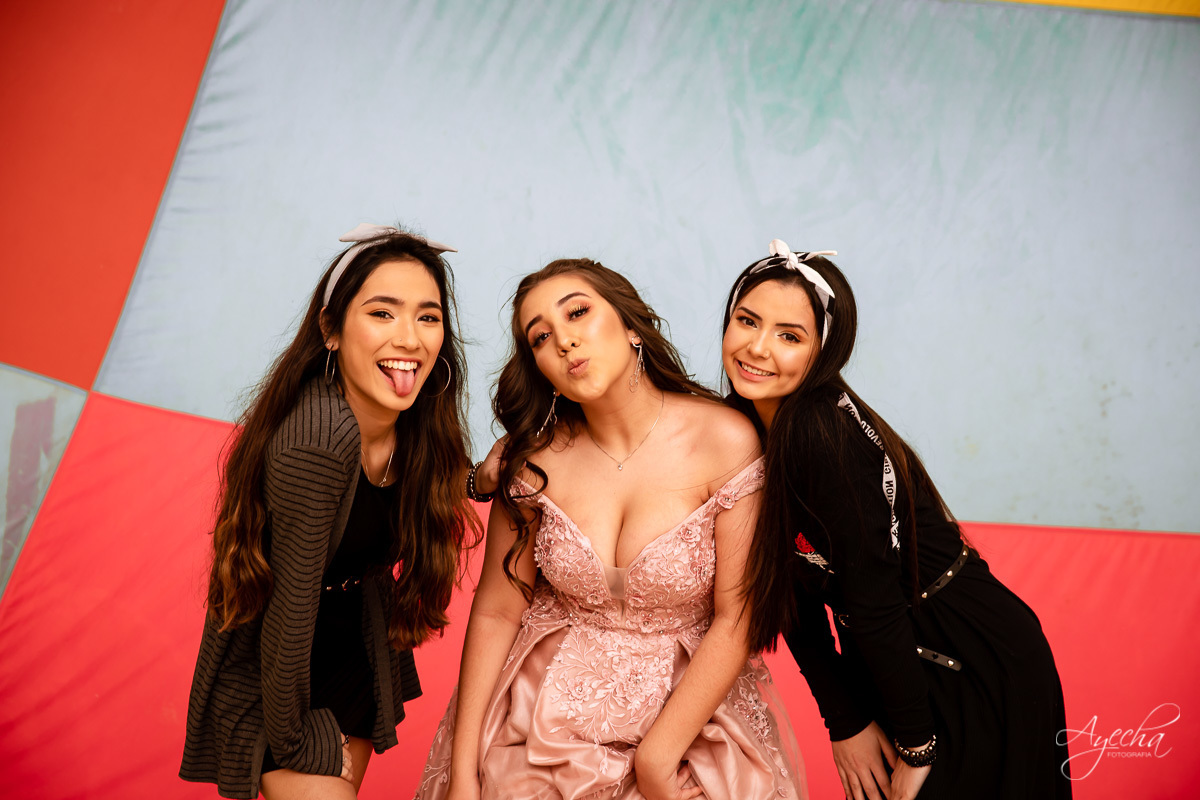 Ensaio 15 anos; Ensaio no balão; 15 anos Campo Largo; 15 anos Curitiba; Fotos criativas; Ensaio divertido; Vestidos debutantes; Golfier Ballons; Ensaio diferente; Fotografa de debutantes; Inspirações 15 anos; Ensaio criativo;  Ensaio com amigas; 