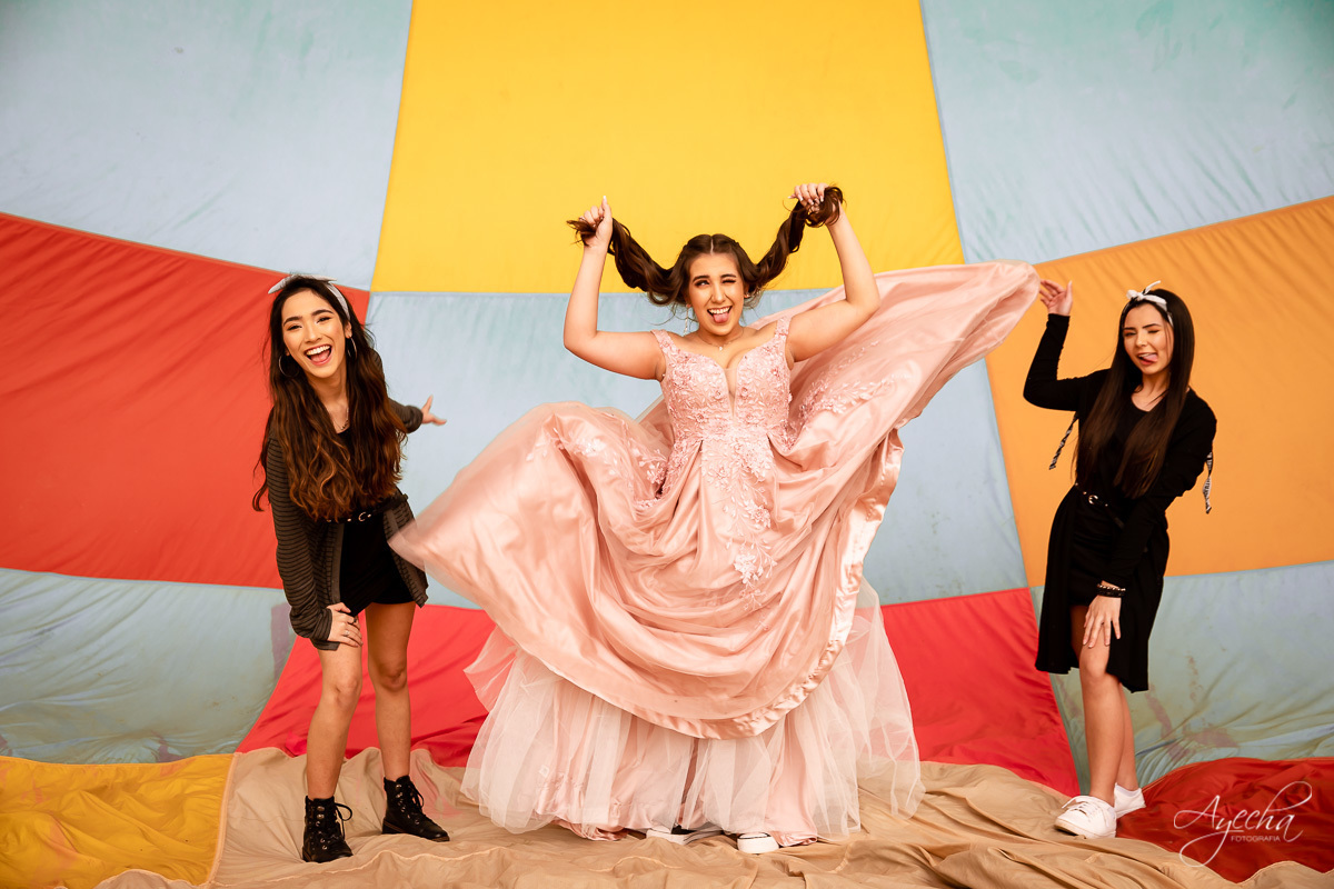 Ensaio 15 anos; Ensaio no balão; 15 anos Campo Largo; 15 anos Curitiba; Fotos criativas; Ensaio divertido; Vestidos debutantes; Golfier Ballons; Ensaio diferente; Fotografa de debutantes; Inspirações 15 anos; Ensaio criativo;  Ensaio com amigas; 