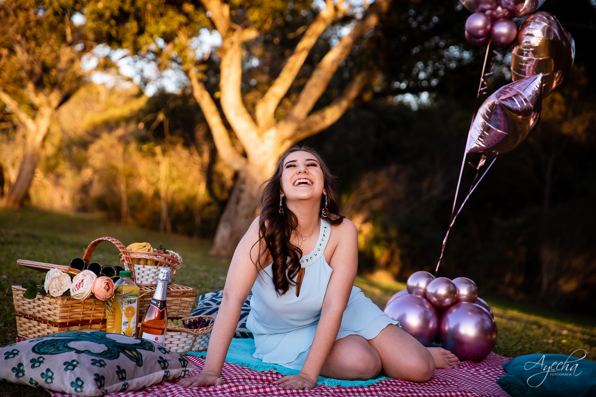 Ensaio 15 anos; Ensaio no balão; 15 anos Campo Largo; 15 anos Curitiba; Fotos criativas; Ensaio divertido; Vestidos debutantes; Golfier Ballons; Ensaio diferente; Fotografa de debutantes; Inspirações 15 anos; Ensaio com piquenique; Balões 15 anos; 