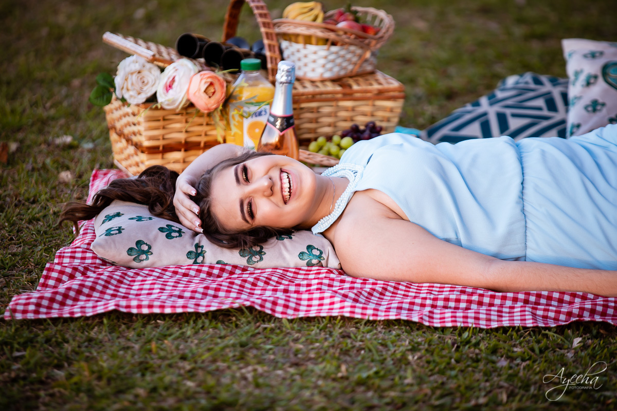 Ensaio 15 anos; Ensaio no balão; 15 anos Campo Largo; 15 anos Curitiba; Fotos criativas; Ensaio divertido; Vestidos debutantes; Golfier Ballons; Ensaio diferente; Fotografa de debutantes; Inspirações 15 anos; Ensaio com piquenique; Balões 15 anos; 