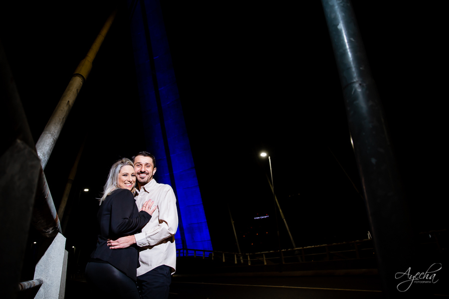 Ensaio casal; Pré wedding; Ensaio em São Paulo; Fotografa de casamento; Fotografa Curitiba; Fotografa em São Paulo; Fotos pré casamento; Ponte da Estaiada - SP; Ensaio noturno; Casal Curitiba; Noivos Curitiba; Ensaio casal São Paulo; Fotografa viajante; 