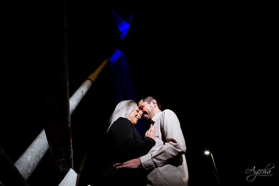 Ensaio casal; Pré wedding; Ensaio em São Paulo; Fotografa de casamento; Fotografa Curitiba; Fotografa em São Paulo; Fotos pré casamento; Ponte da Estaiada - SP; Ensaio noturno; Casal Curitiba; Noivos Curitiba; Ensaio casal São Paulo; Fotografa viajante; 